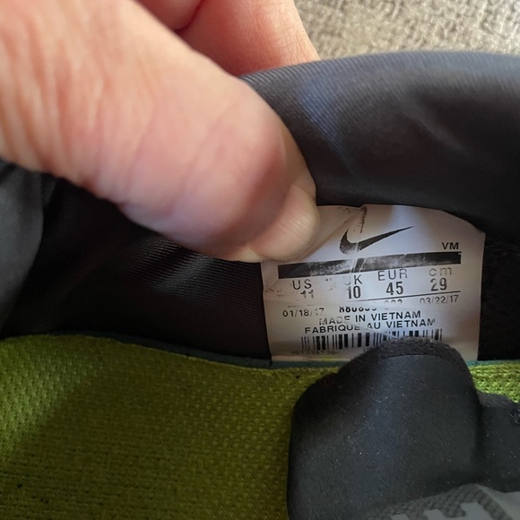 Nike Men's Black and Gray Athletic Shoes - Picture 3 of 4